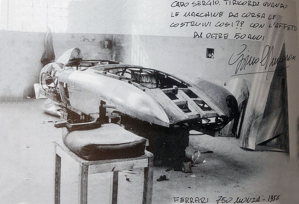 Manichino Ferrari 750 Monza, dal volume “L’ê andéda acsè” scritto da Franco Gozzi, Artioli Editore